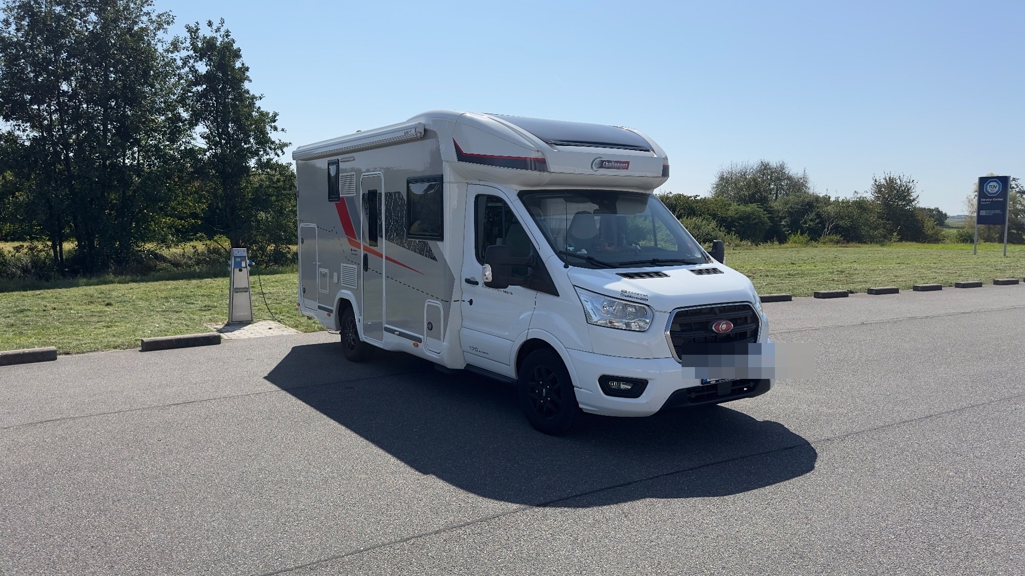Unser Wohnmobil, ein Challenger 260 Premium, von außen